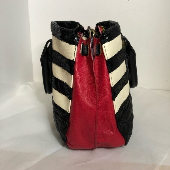 Adorable Betsey Johnson’s sequin bag - Picture 4 of 13